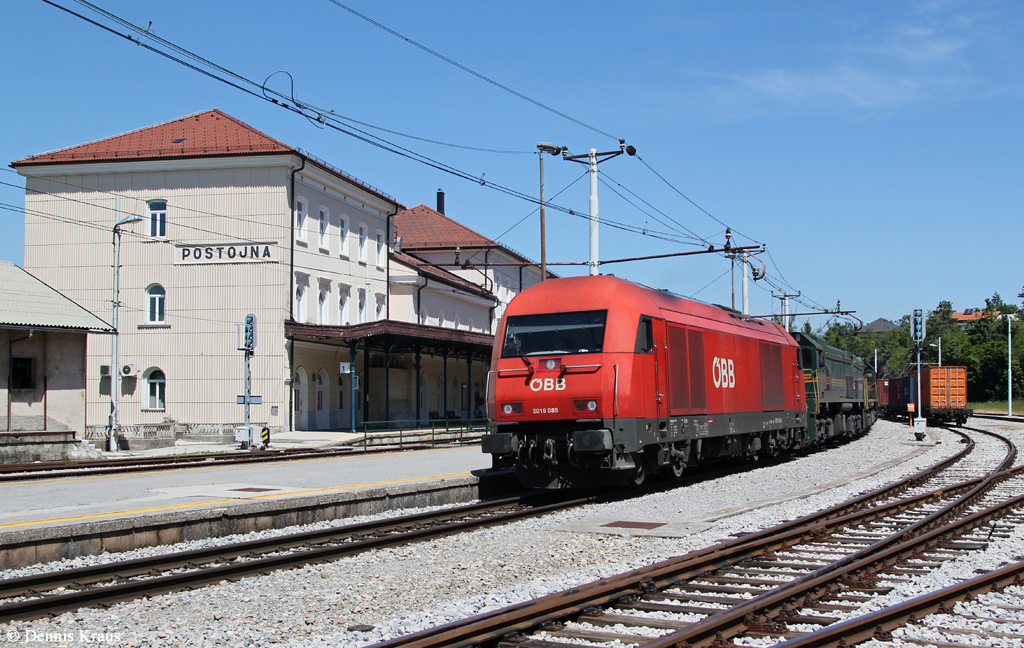 2016 085, 664 102 und 664 108 mit einem Güterzug am 08.06.2014 in Postojna.