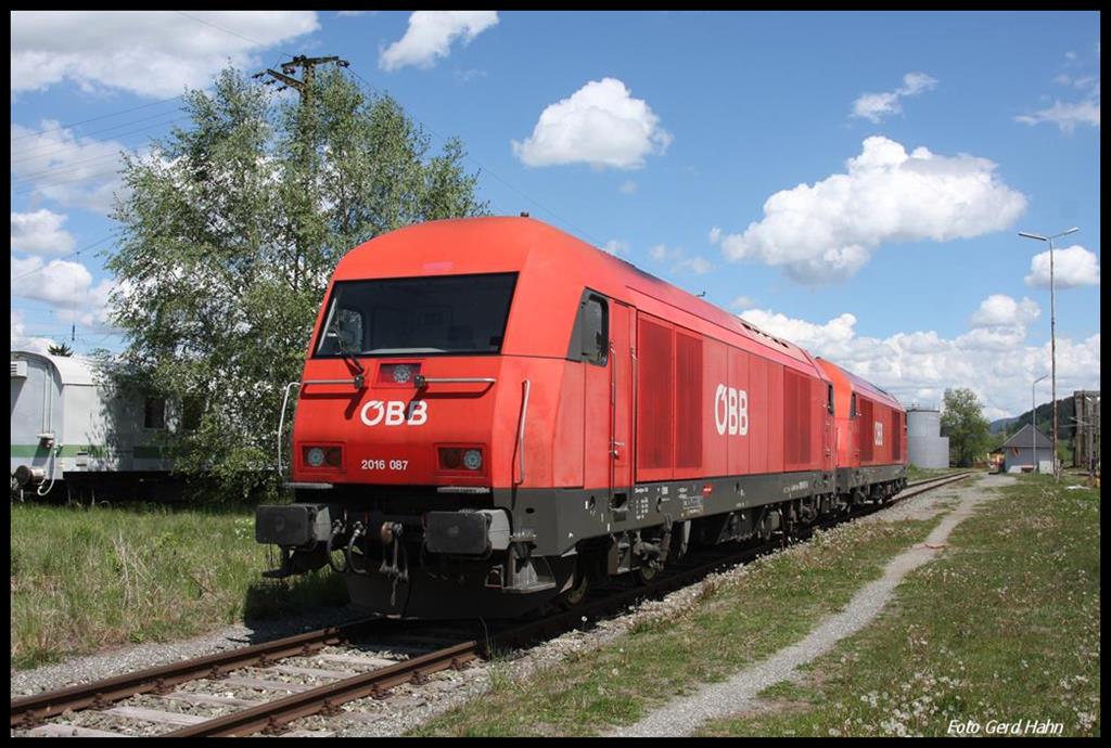 2016 087 hält hier zusammen mit einer Schwestermaschine der ÖBB am 14.5.2017 Sonntagsruhe im Bahnhof Sankt Paul.
