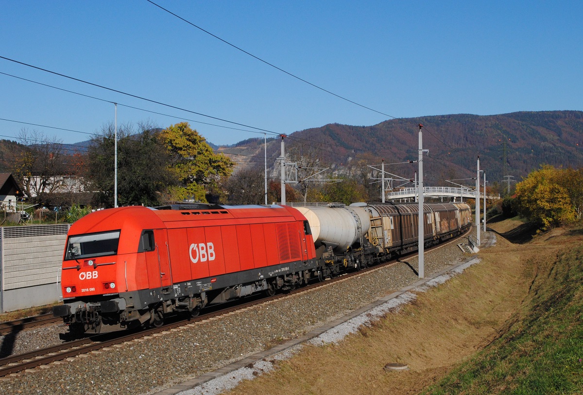 2016 090 + Güterzug kurz vor der Haltestelle Stübing. (07.11.2020)