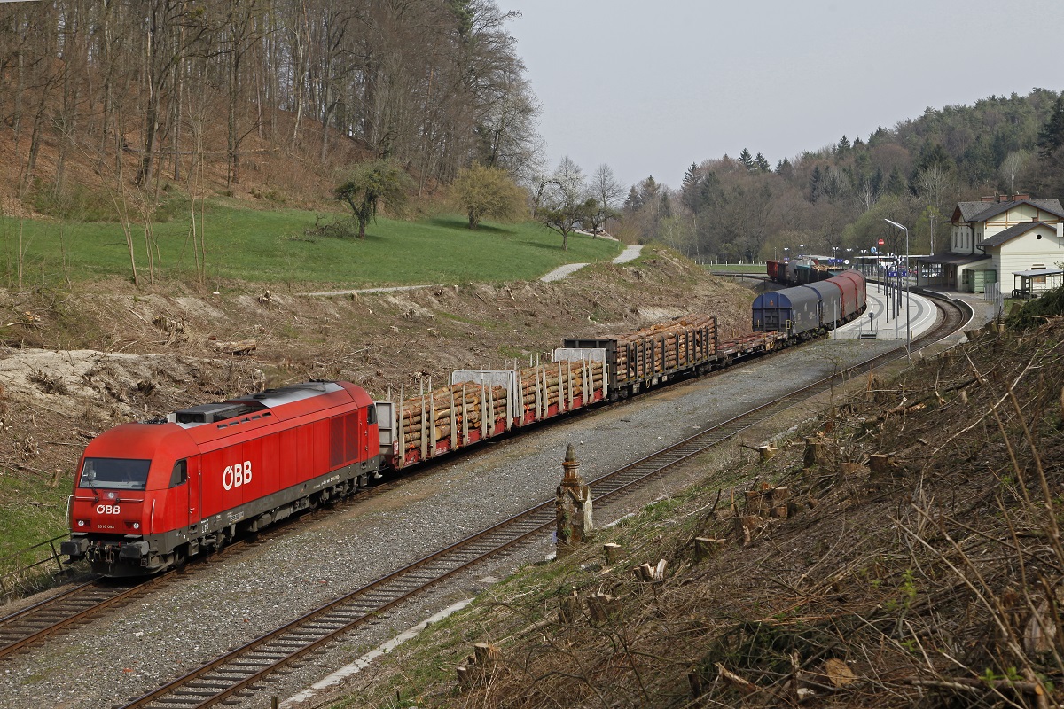 2016 093 wartet am 1.04.2014 mit einem Güterzug im Bahnhof Laßnitzhöhe auf den Gegenzug.