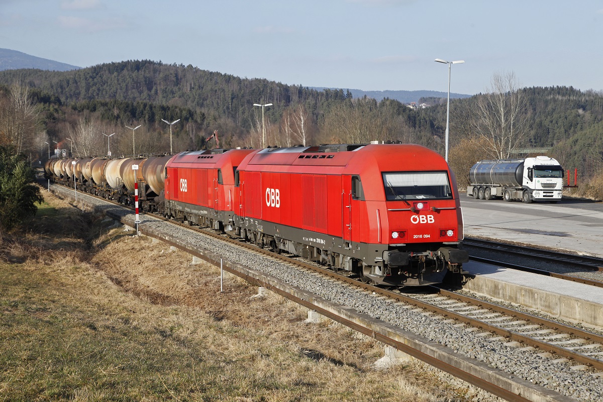 2016 094 + 2016 093 fahren am 27.02.2015 mit einem Güterzug durch den Bahnhof Rohrbach-Vorau.