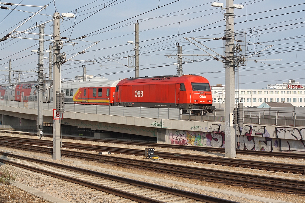 2016 099-1 mit dem Hilfszug Wien und Unfallwagen am 24.Juli 2015 bei der Hst. Matzleinsdorfer Platz.
