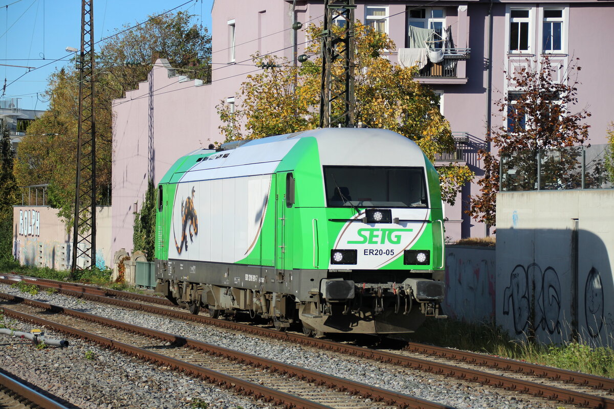 2016 901-7 (ER 20.05) der SETG beim Rangieren aus dem Bahnpark Augsburg an der Morellstraße am 22.10.2023