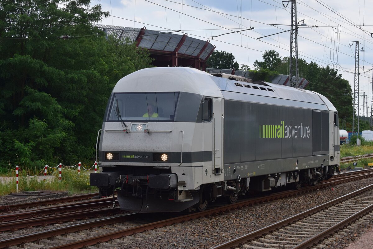 2016 902-5 kommt von der Tankstelle in Lüneburg zurück und rangiert wieder an den Zug mit dem IC4. 

Lüneburg 14.07.2023