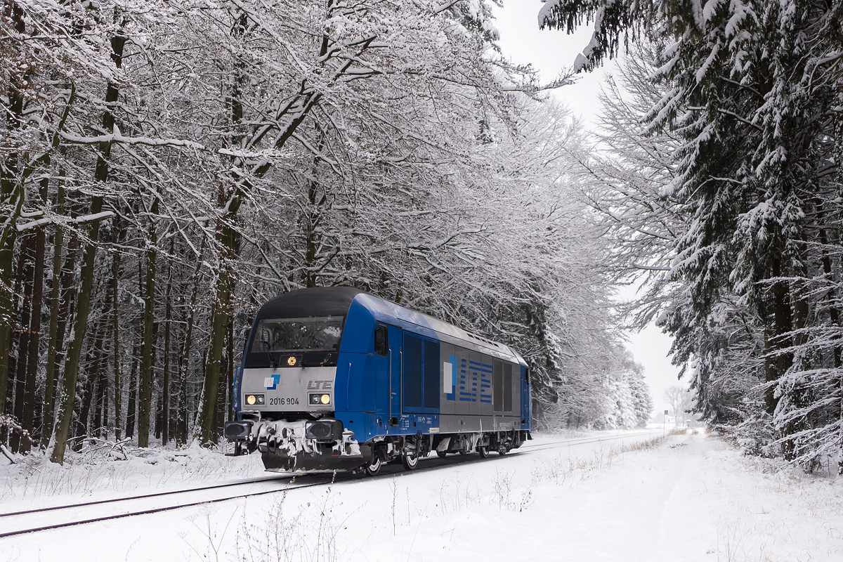 2016 904 der LTE fährt als Lz von Burghausen in Richtung Mühldorf. Pirach 31.12.2014

Hersteller: Siemens, München
Fabriknummer: 21823
Baujahr: 2006
Eigentümer z.Z.d. Aufnahme: LTE Logistic und Transport, Graz
UIC-Nr.: 93 81 2016 904-1 A-LTE
Betreibernr. z.Z.d. Aufnahme: 2016 904
