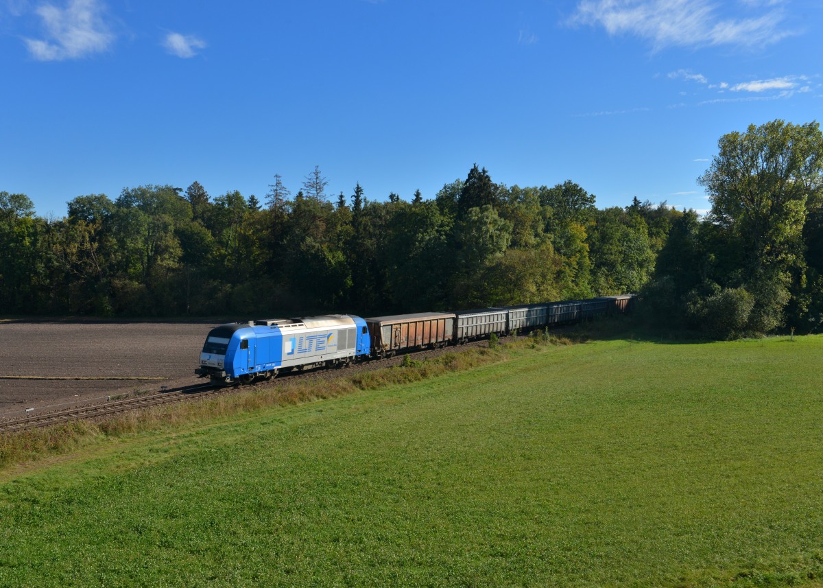 2016 904 mit einem Petrolkokszug am 02.10.2015 bei Tüssling. 