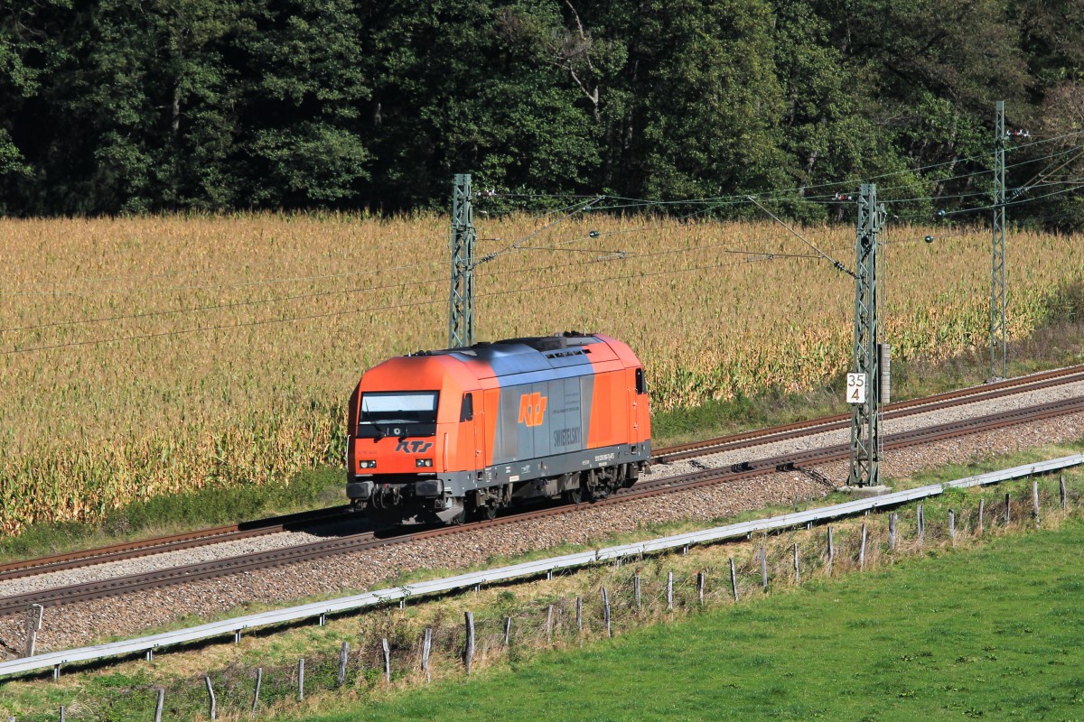 2016 906 von RTS fuhr am 19. Oktober 2014 als Lz in Richtung Salzburg, hier zu sehen bei Übersee.