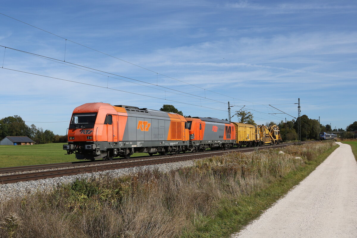 2016 907 und 1247 903 von  RTS  waren am 20. Oktober 2021 bei Übersee am Chiemsee in Richtung München unterwegs.