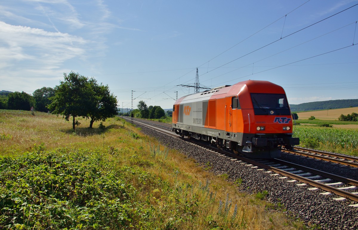 2016 907-6 von der Firma Swietelsky fährt am 16.07.15 bei Harrbach in Richtung Gemünden.