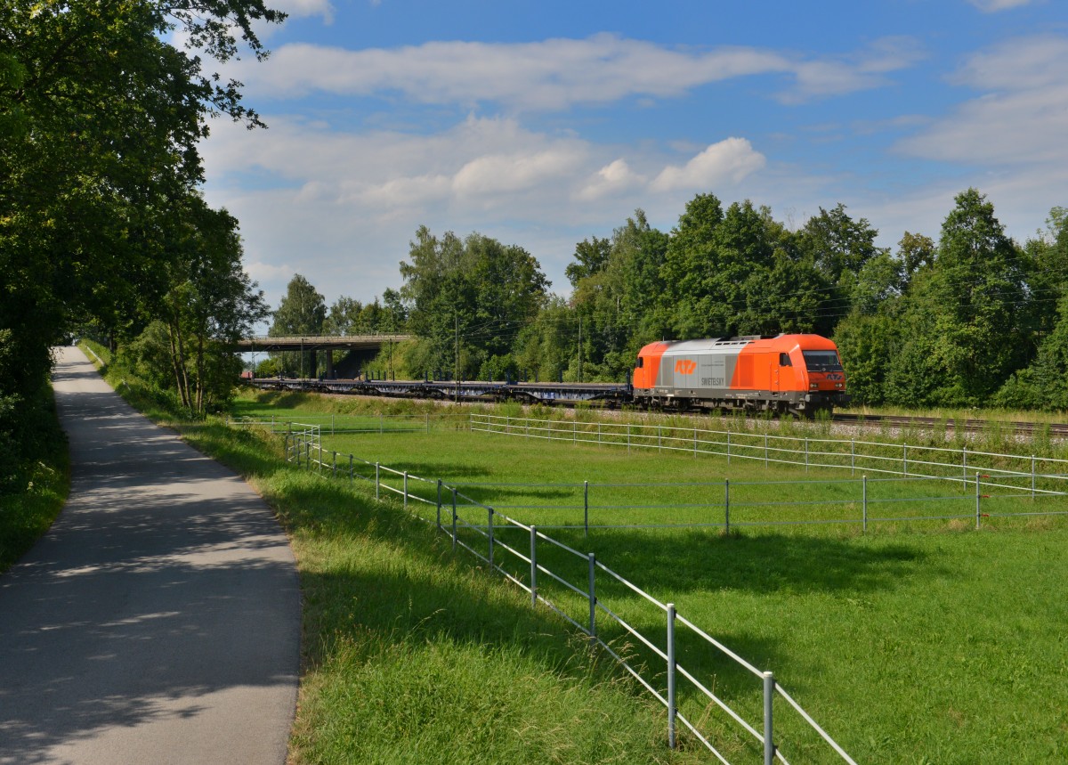 2016 908 mit einem Güterzug am 20.07.2015 bei Schwarzwöhr. 
