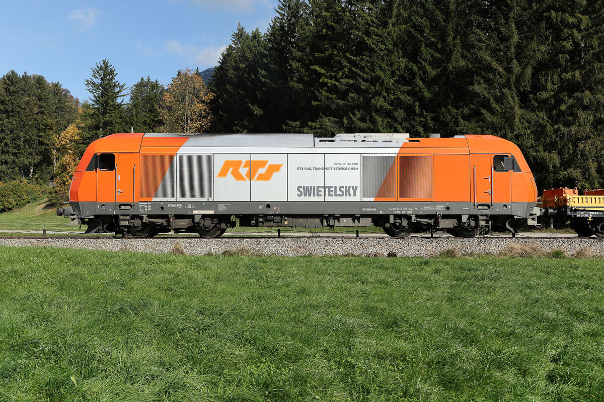 2016 908 RTS hängt in Fahrtrichtung hinten dran am 15.10.2025 zwischen den Ortschaften Hammer und Gaitau.
Die Lok habe ich das letzte Mal vor 10 Jahren schon mal fotografiert, so sieht man sich wieder :-)