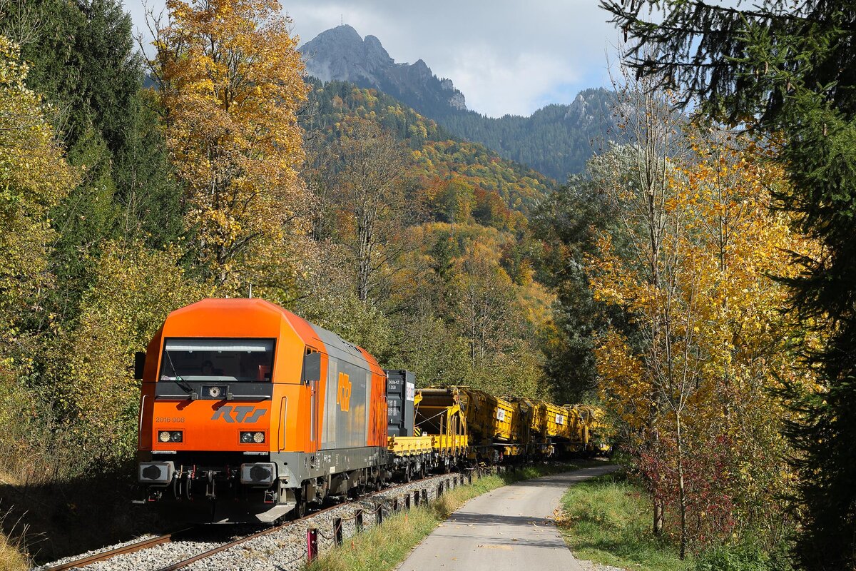 2016 908 RTS hängt in Fahrtrichtung hinten dran am 15.10.2025 kurz vor Gaitau. Hier sieht man den Wendelstein.