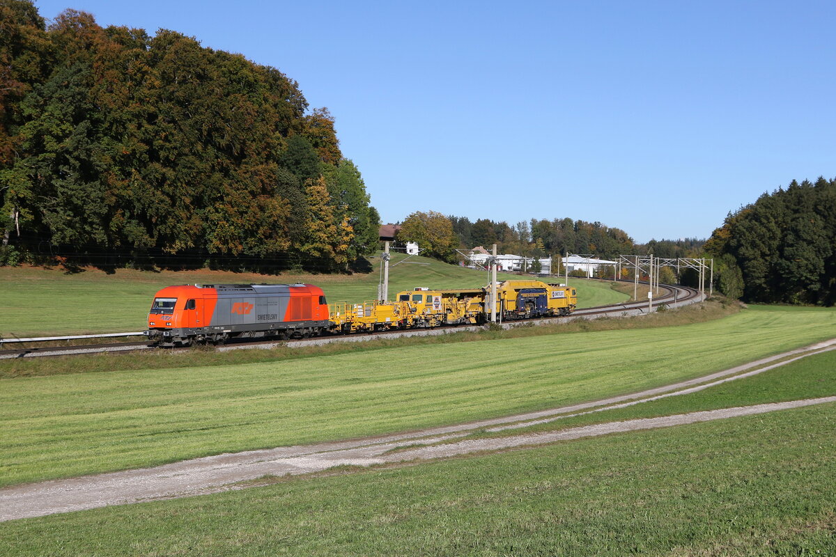 2016 908 war mit einem kurzen Bauzug am 25. Oktober 2023 bei Axdorf im Chiemgau in Richtung Rosenheim unterwegs.