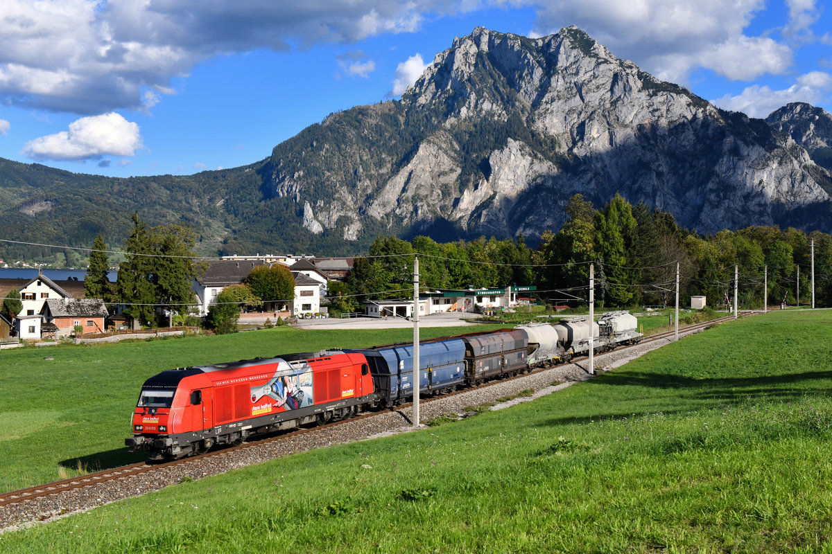 2016 910 mit einem Güterzug am 25.09.2018 bei Altmünster. 