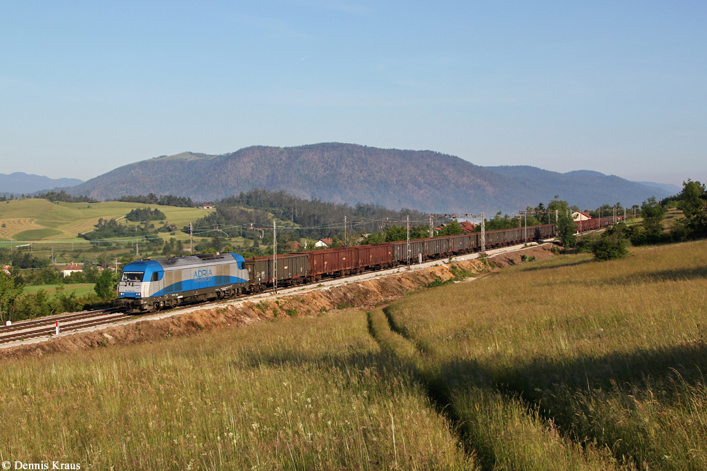 2016 920 mit einem Güterzug am 08.06.2014 bei Rakek.