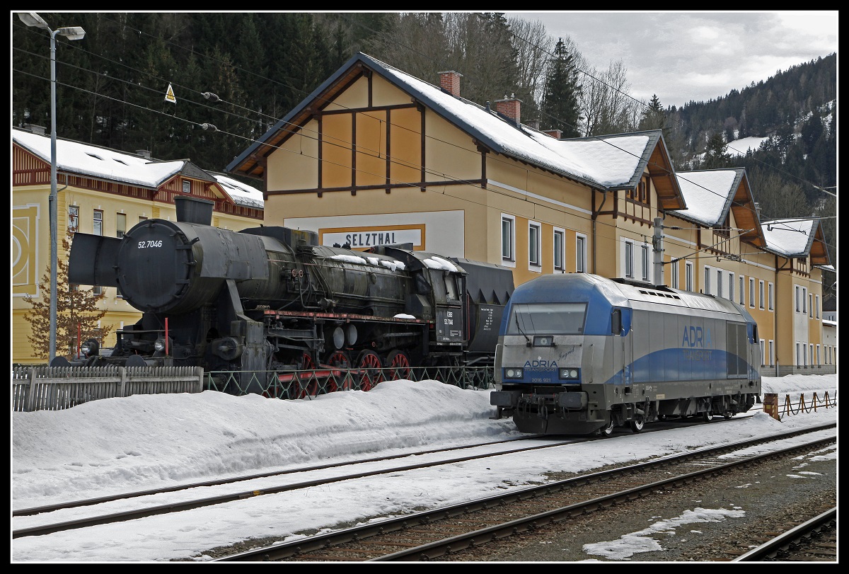 2016 921 und Dennkmallok 52.7046 nebeneinander in Selzthal am 26.02.2019.