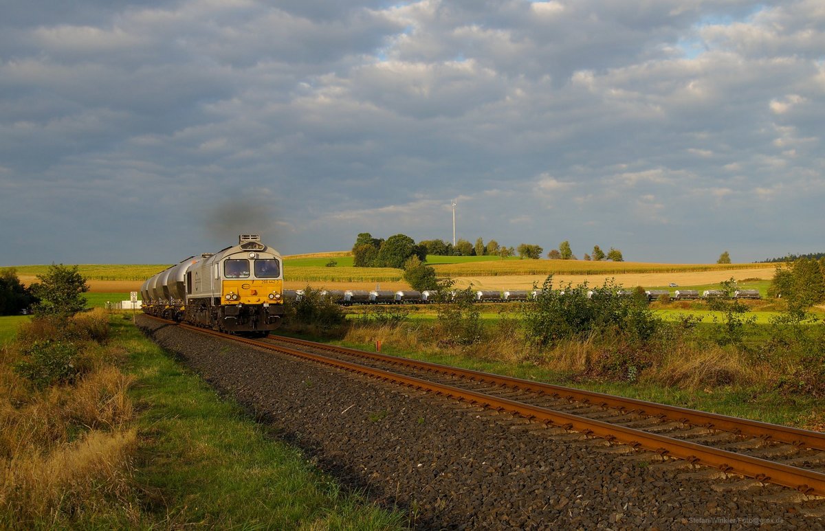 2016 befuhr der Zement-Express genannte Ganzzug eine Zeit lang die Schiefe Ebene. Hier sehen wir die  Class  in der Morgensonne bei Marktschorgast in der Kurve auf Münchberg zu fahren. Rechts im Bild der letzte von 36 Wagen..... Foto vom 30.09.2016.