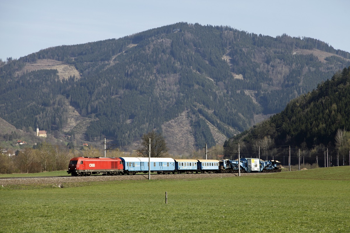 2016... mit einem Sondergüterzug bei Niklasdorf am 30.03.2014. Ladegut des Transportes ist ein Großtransformator der auf einen 24Ax-Spezialtransportwagen verladen ist. 