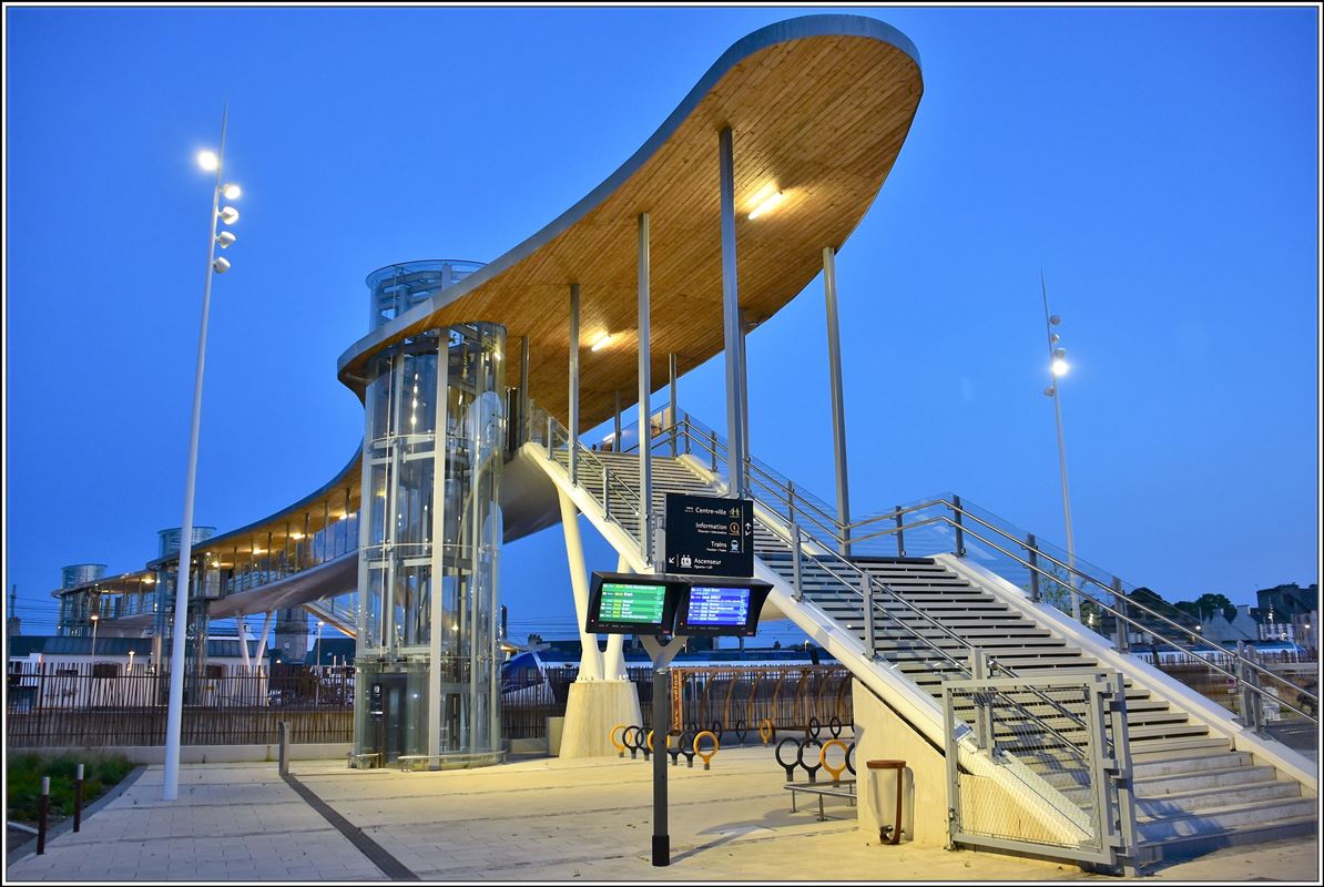 2016 wurde am Bahnhof Morlaix an der Linie nach Brest diese neue Passerelle erstellt und mit dem renovierten Bahnho in Betrieb genommen. (17.05.2018)