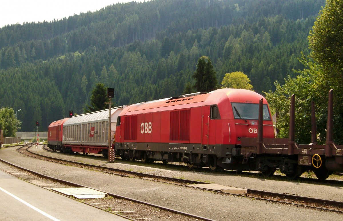 2016 XXX + 2016 048-8 mit einem Güterzug nach Frantschach-St Gertraud am 15.7.2013 bei einem Halt im Bahnhof Bad St. Leonhard.