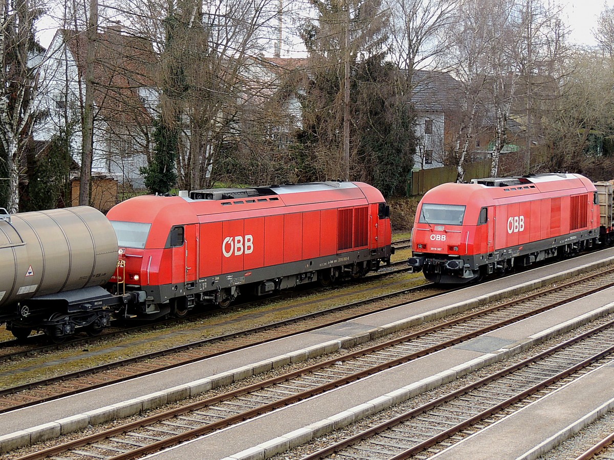 20160 68-5 trifft mit Kesselwagenzug GAG47850 am Bhf. Ried auf 2016 067-7; 140110