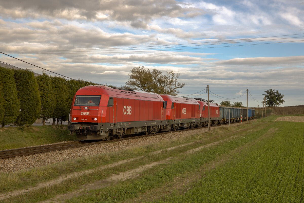 2016.062 + 2016.018 + 1016.015 (kalt) mit Vollrübe (GAG 59091 Enns - Tulln) am 29.9.2024 bei Statzendorf


Aufgrund der Streckensperre nach dem Hochwasser im September 2024, wurde im Zeitraum von 26.9.2024 bis 29.9.2024 der Rübenverkehr zur Zuckerfabrik nach Tulln über Krems (via Kremserbahn) abgewickelt. Aus diesem Grund wurden die Rübenzüge im Abschnitt Krems - St. Pölten mit Loks der Reihe 2016 bespannt. 