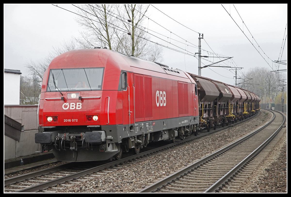 2016.072 mit Güterzug in Ennsdorf am 22.11.2018.