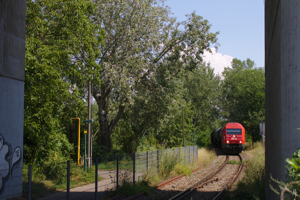 2016.098 mit dem Ölpendler auf der Fahrt nach Stadlau. Die Brückenpfeiler links und rechts im Bild gehören zur Stadlauer Eisenbahnbrücke.