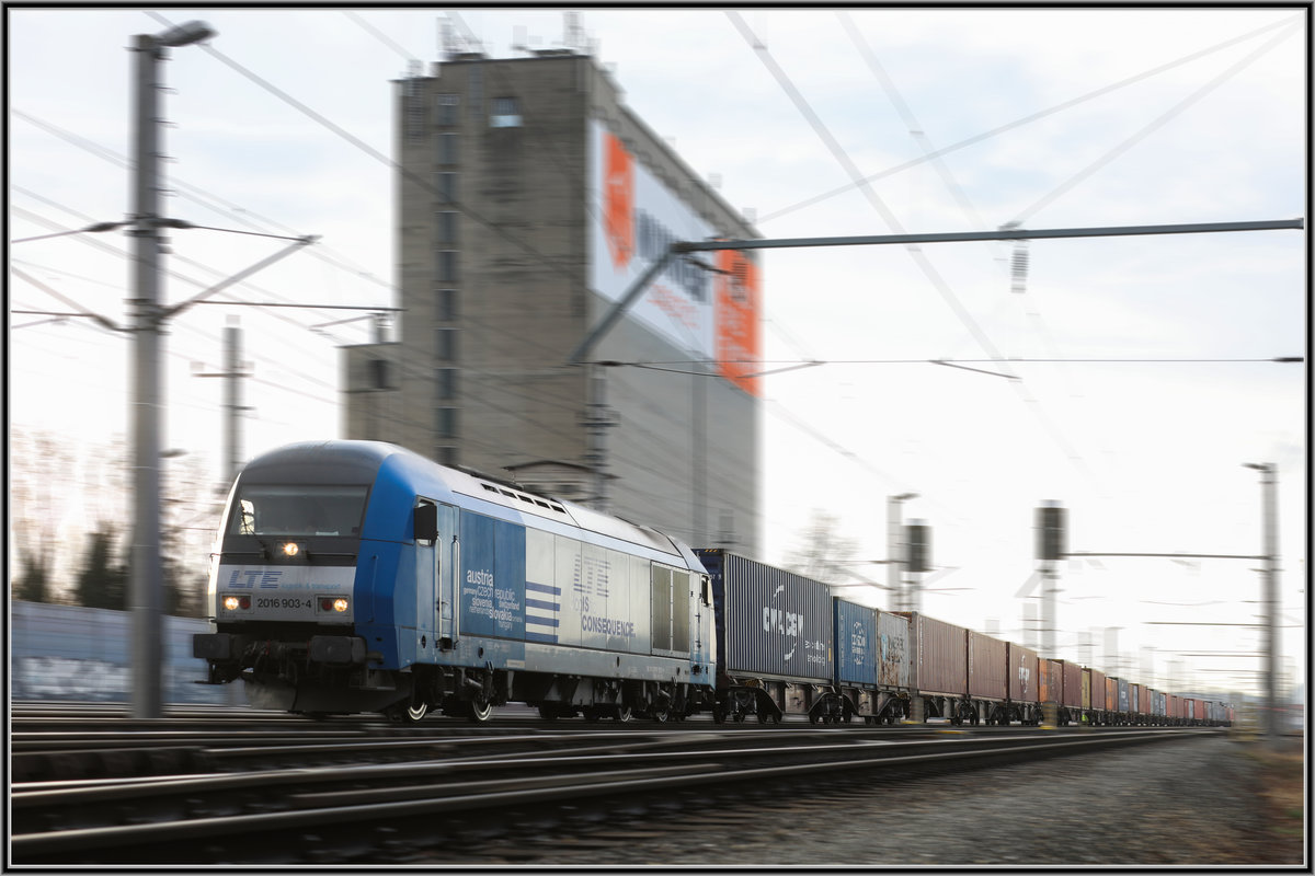 2016.903 flitzt in den Bahnhof Kalsdorf mit Ihrem Containerzug. 
8.03.2019