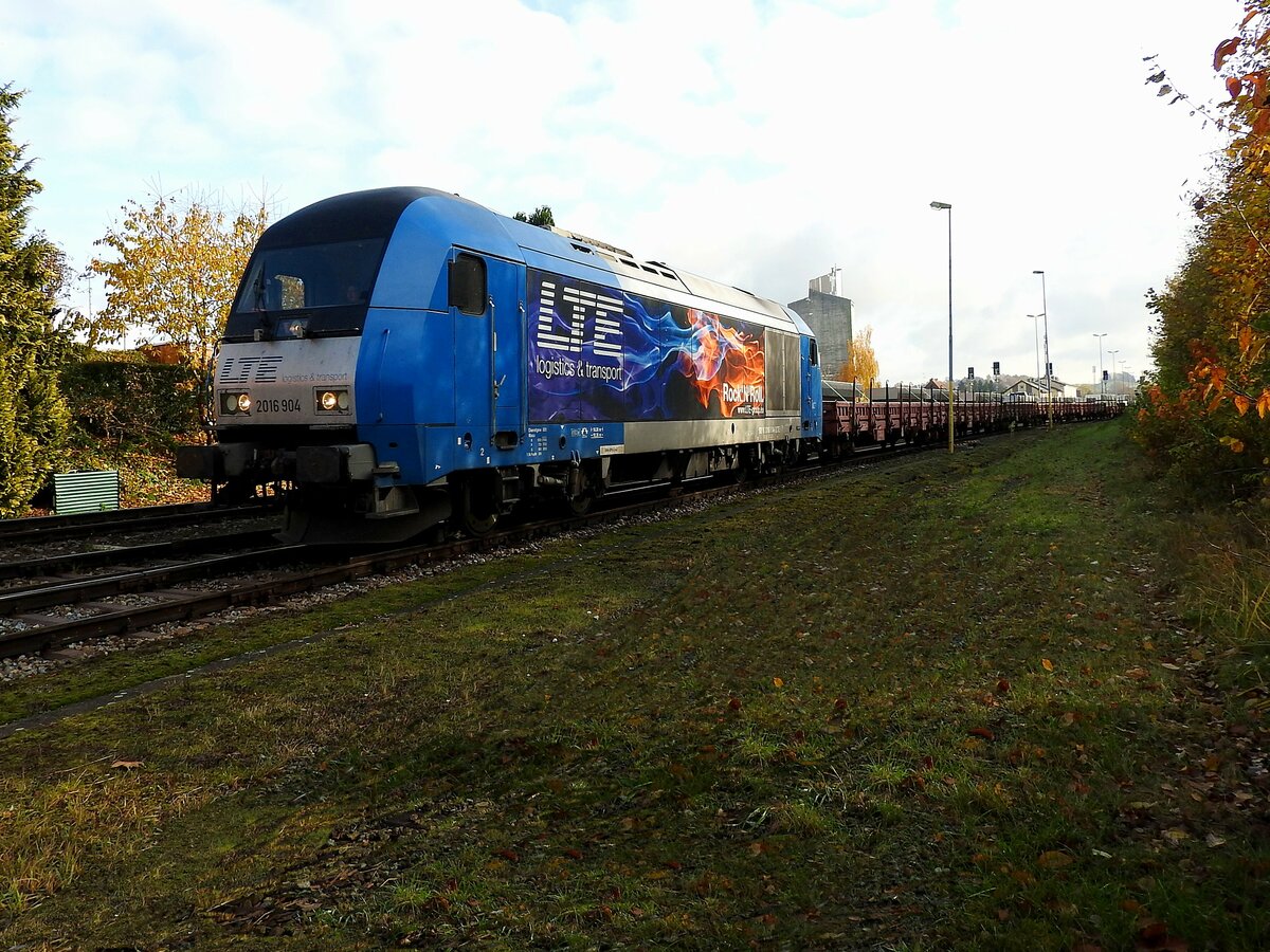 2016904-1 von LTE zieht den mit ALU-Brammen beladenen Zug aus dem Bhf. Ried in Richtung Ranshofen; 211108