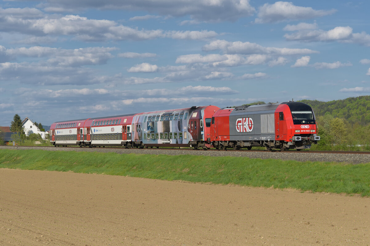 2016.922 als R 8567 von Graz über Lieboch nach Wies-Eibiswald am 4.5.2021 zwischen Pöfling-Brunn und der Haltestelle Wies-Markt aufgenommen.