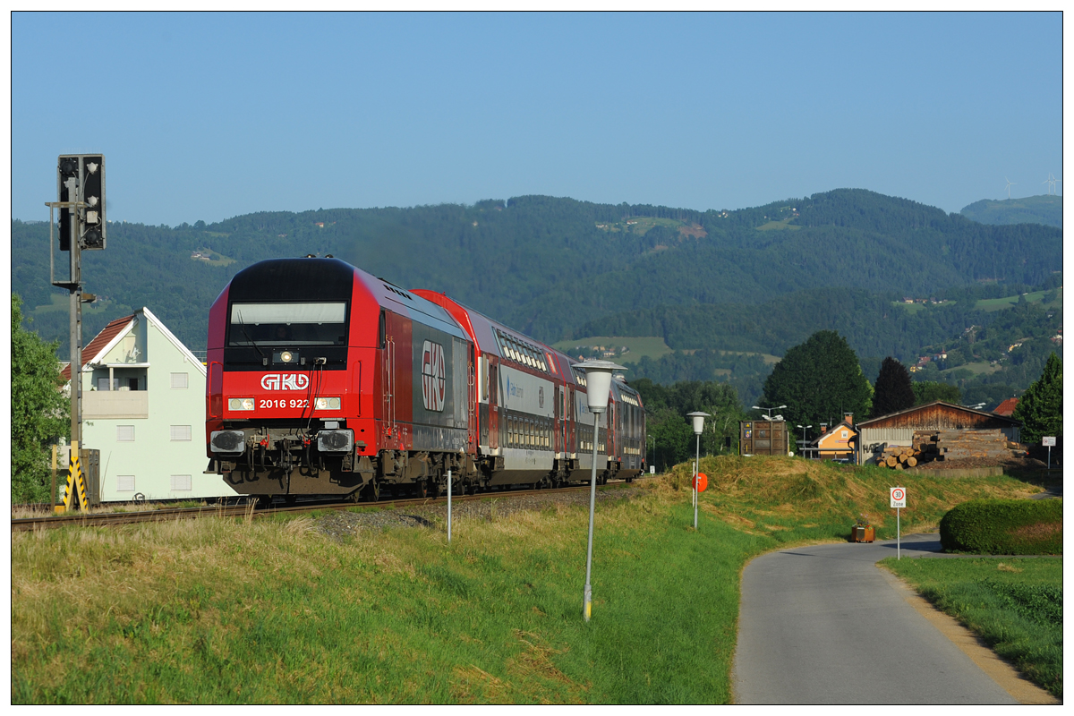 2016.922 am 23.6.2021 mit dem R 8554 (S61) von Wies-Eibiswald über Lieboch nach Graz Hbf. bei der Ausfahrt aus dem Bahnhof Frauental aufgenommen. 