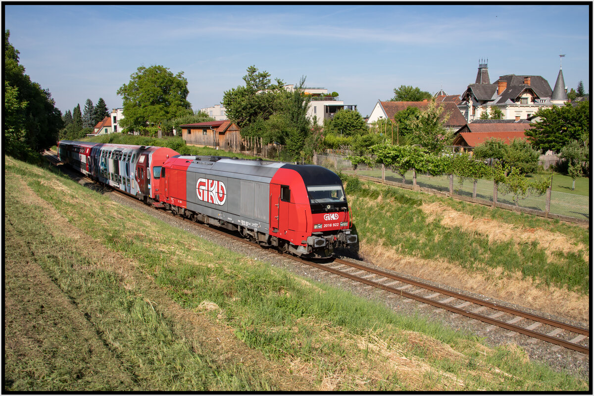 2016.922 mit dem Abendlichen R8567 hat soeben Deutschlandsberg Stadt verlassen auf dem Weg nach Wies Eibiswald . 
28.06.2021