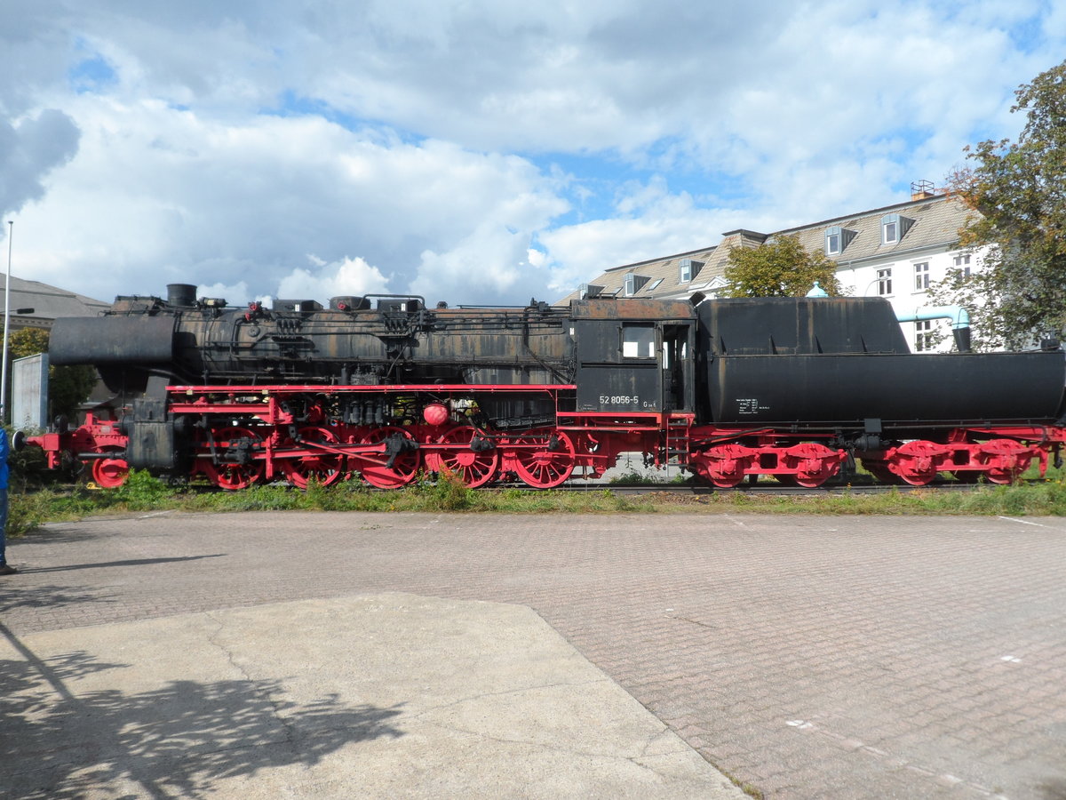 2017-17-09, Die Denkmallok 52 8056-5 am Bahnhof Bautzen musste dem Neubau eines Parkhauses weichen. Eine Initiative Bautzener Eisenbahnfreunde konnte die Lok vor dem Verkauf oder der Verschrottung retten. Hier ist die Lok noch an ihrem alten Standort. Durch die Platzverhältnisse fehlt ein Stück vom Tender.