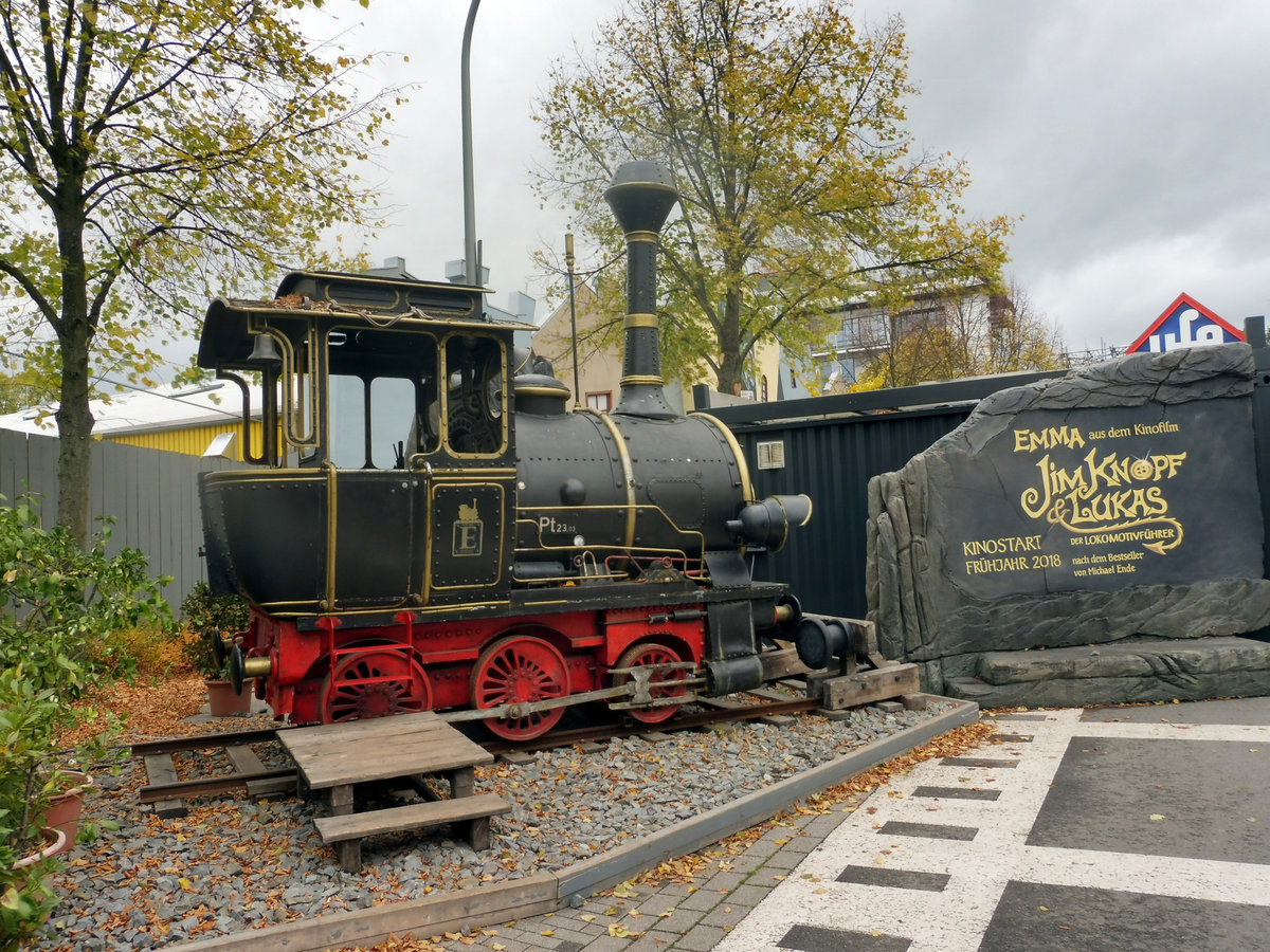 2018-10-27, Sonderfahrt der Ostsächsischen Eisenbahnfreunde nach Potsdam - Babelsberg; Im Filmpark Babelsberg steht eine von drei im Film verwendeten Loks EMMA für Jim Knopf &Lukas