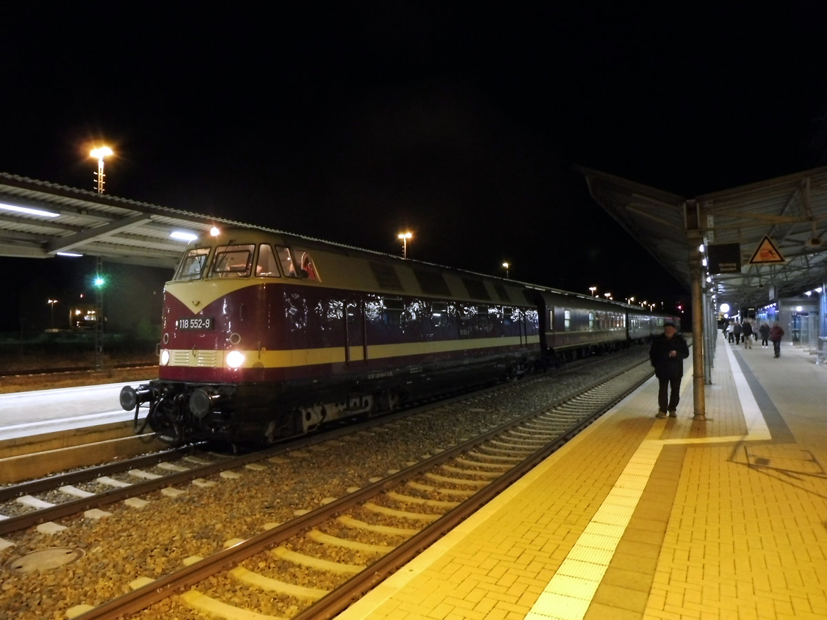 2018-10-27, Sonderfahrt der Ostsächsischen Eisenbahnfreunde nach Potsdam - Babelsberg, hier ist 118 225 auf der Rückfahrt im Bahnhof Bautzen..