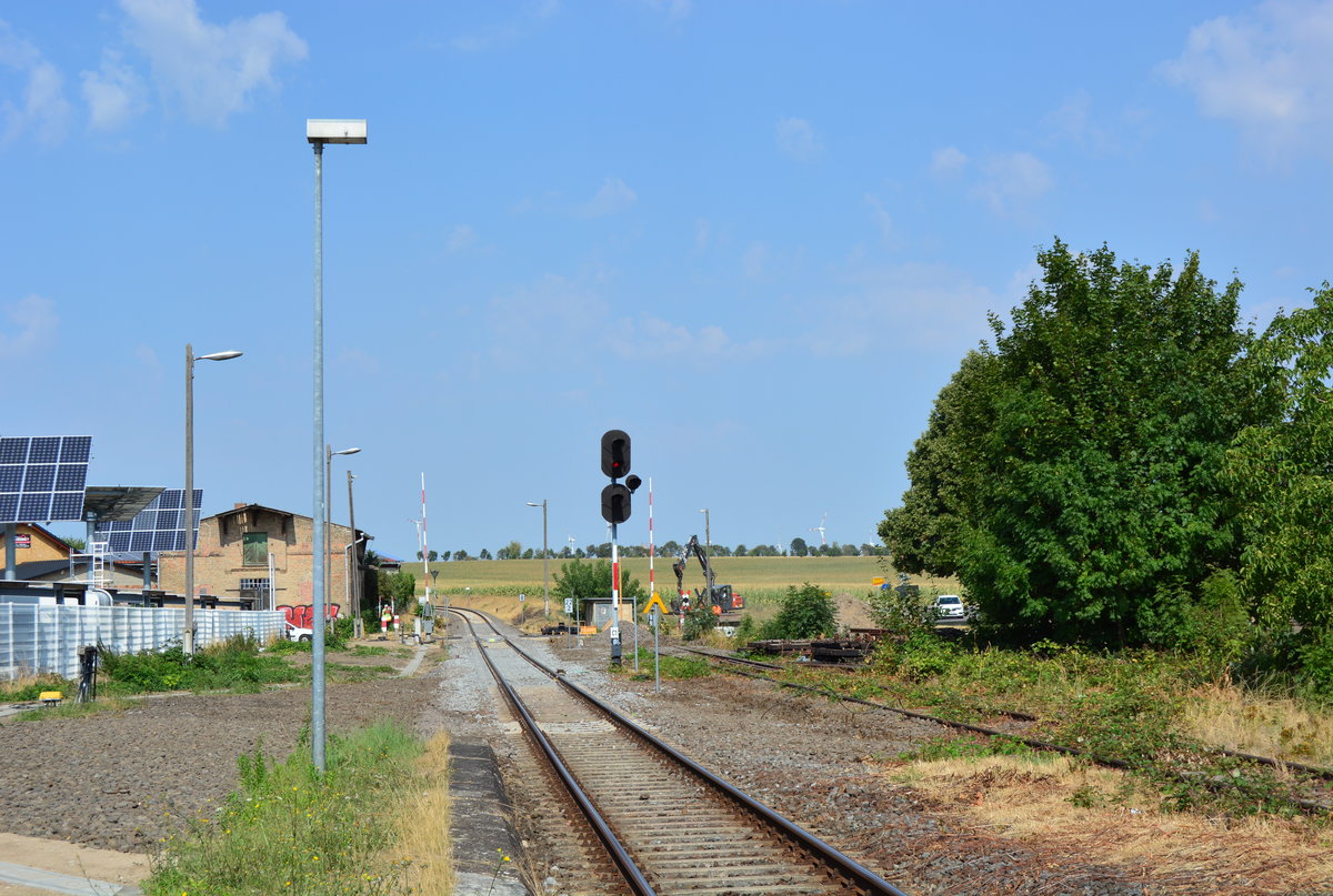 2018 fielen in Langeneichstädt die EZMG Signale. Der Bahnhof wurde zum Haltepunkt zurück gebaut. AM 7.8.2018 waren die Bauarbeiten bereits im vollem Gange und der Bahnhof zu dieser Zeit nur noch als Blockstelle tätig.

Langeneichstädt 07.08.2018