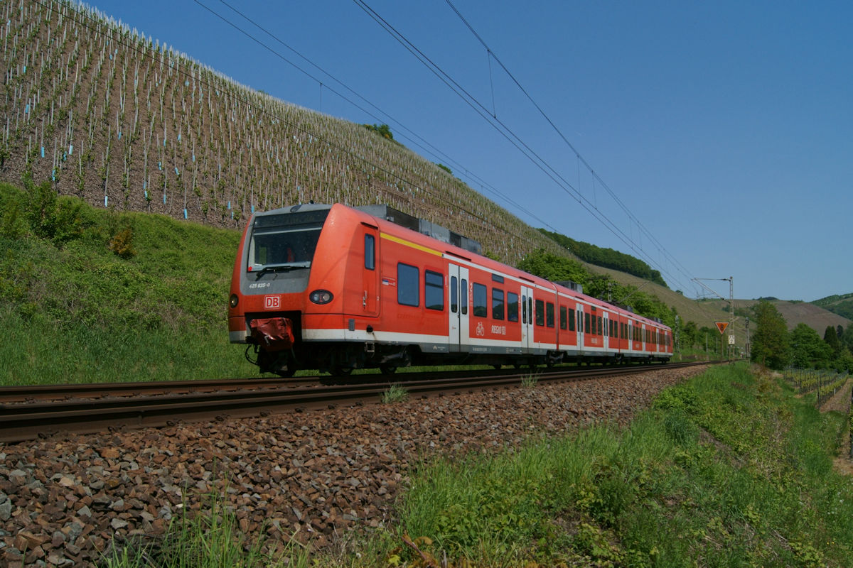 2018 war die Baureihe 425 noch regulär an der Saar eingesetzt. Am 5.5.2018 hat 425 635 als RB71 von Homburg gerade den Haltepunkt Kanzem verlassen und befindet sich auf dem Weg nach Trier Hbf.