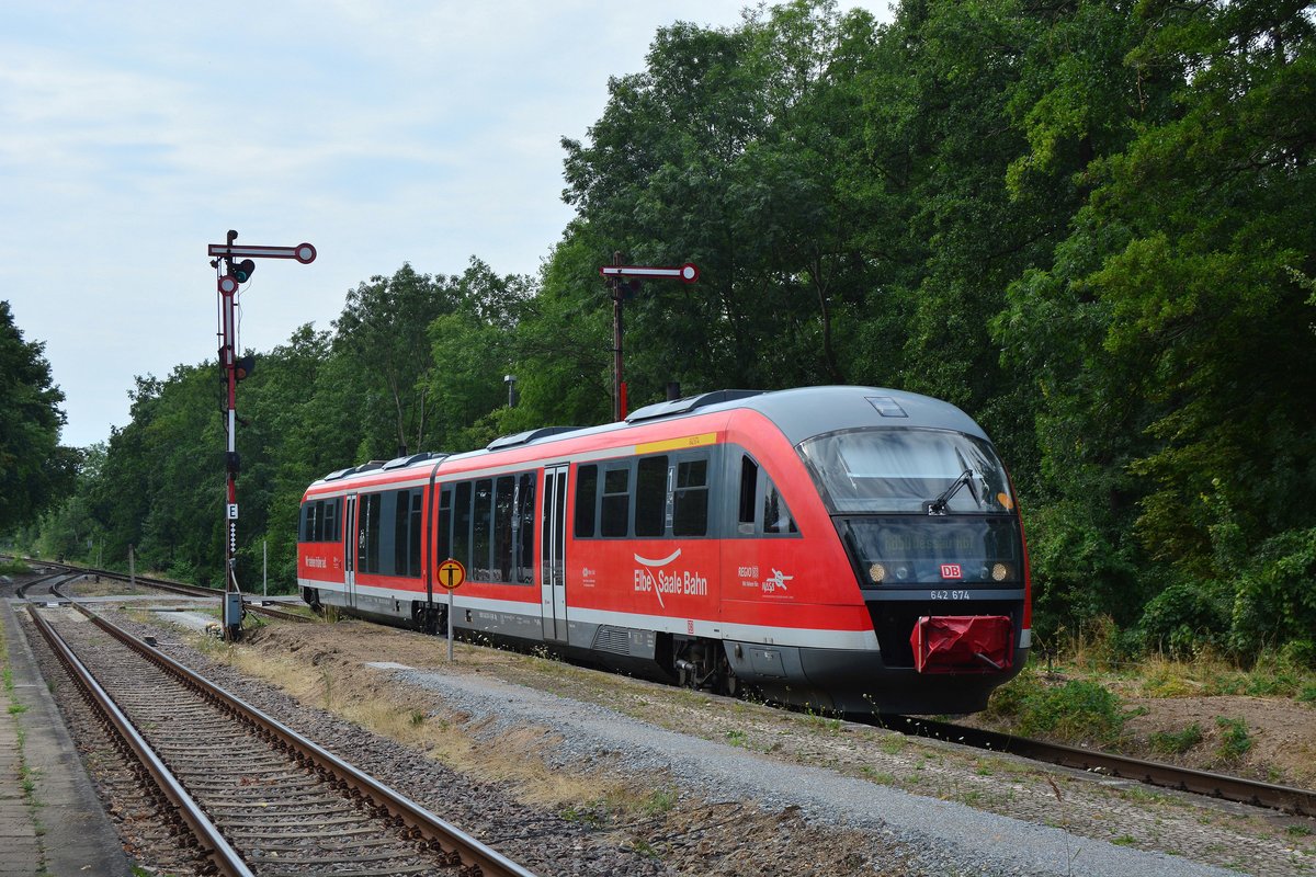 2018 war in Dessau Mosikgau die Welt noch in Ordnung als 642 174 in den Bahnhof Mosikgau einfährt. 2019 wurde Mosikgau zusammen mit Elsnigk und Köthen zum ESTW umgebaut. 

Dessau Mosikgau 29.07.2018