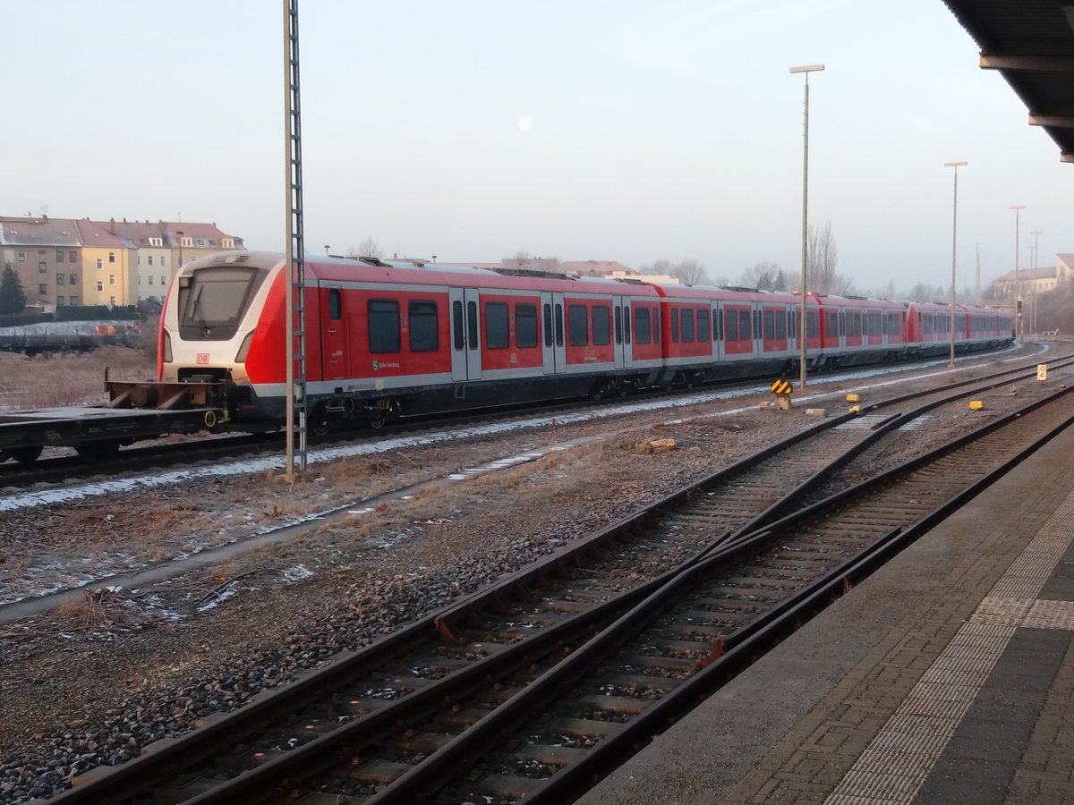 2019-01-23, Im morgendlichen Gegenlicht: Überführung von zwei neuen Hamburger S-Bahnzügen ins Bombardier-Werk Görlitz zur Endabnahme. Montiert wurden die Züge im Werk Bautzen.