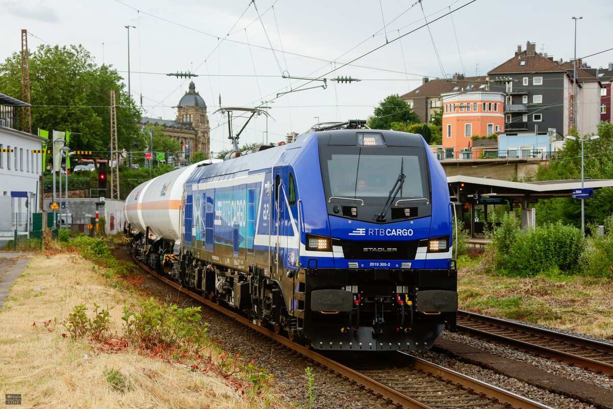 2019 305-2 RTB Cargo Euro9000 mit Kesselzug in Wuppertal, Juni 2023.