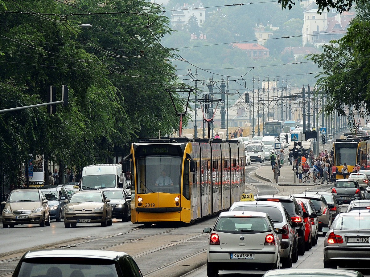 2019 ist als Linie4 am Weg zur Endstation jbuda-kzpont in BUDAPEST; 130826
