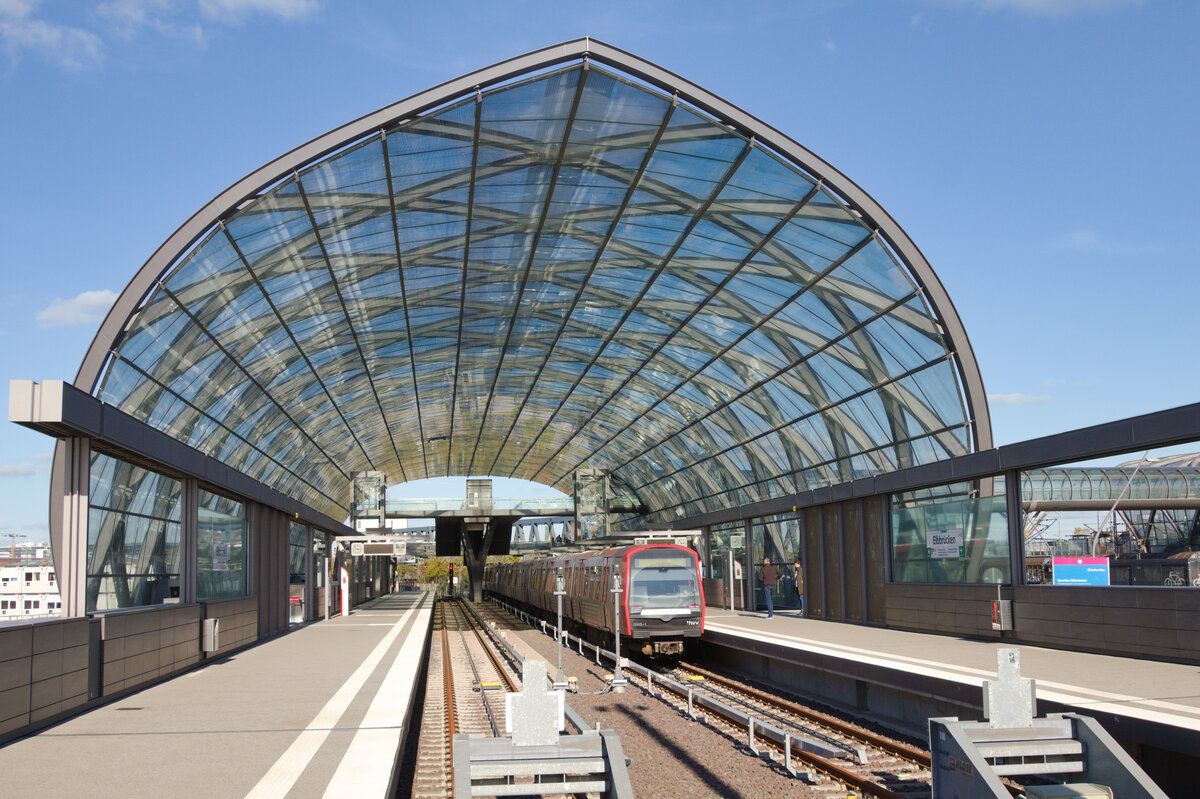 2019 wurde die futuristisch anmutende U-Bahn-Station Elbbrücken eröffnet. Am 19.10.2022 wendet eine Dreifacheinheit DT.5 auf der Linie U4 nach Billstedt. 