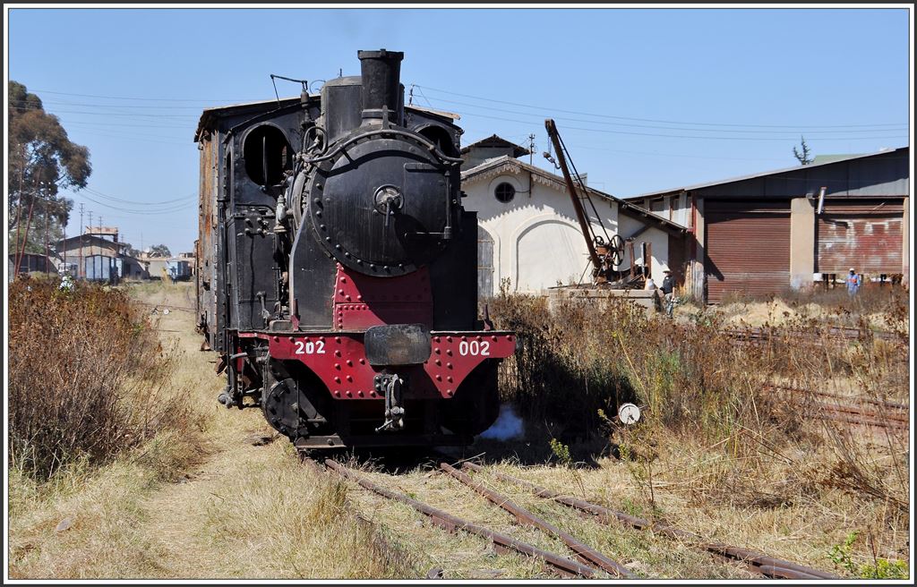 202 002 auf dem Weg zum Ausbesserungswerk. (04.12.2014)