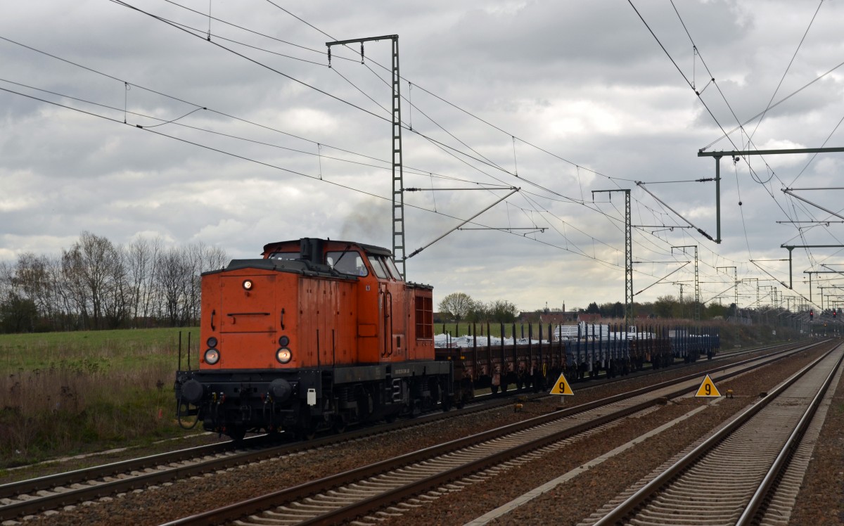 202 219 des SKL Umschlagservice Magdeburg bespannte am 17.04.15 die freitägliche Übergabe vom Enercon-Werk Dessau zum Enercon-Werk Magdeburg. Hier durchfährt sie auf dem Weg nach Magdeburg Rodleben.