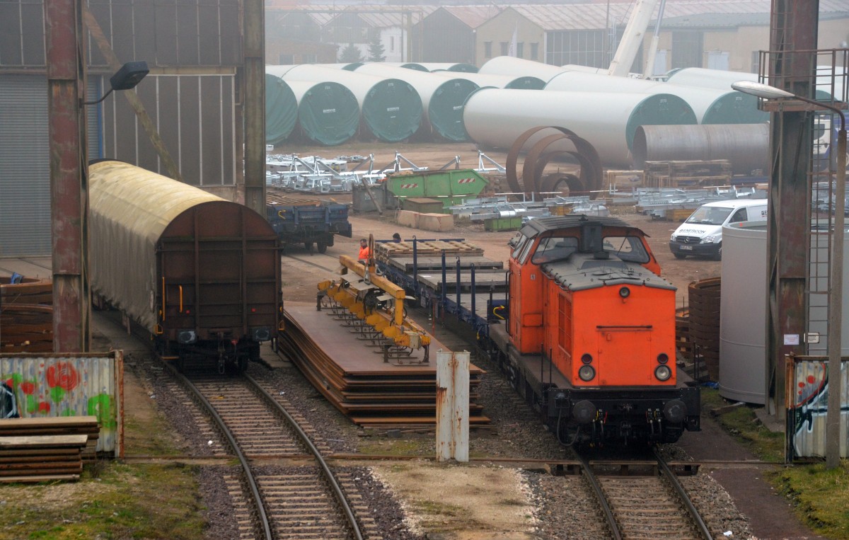 202 219 wartet im Enerconwerk Dessau auf die Entladung ihrer Wagen und deren Bestückung für den Rückweg nach Magdeburg zum dortigen Enerconwerk. Fotografiert am 07.03.14 von der Straßenbrücke.
