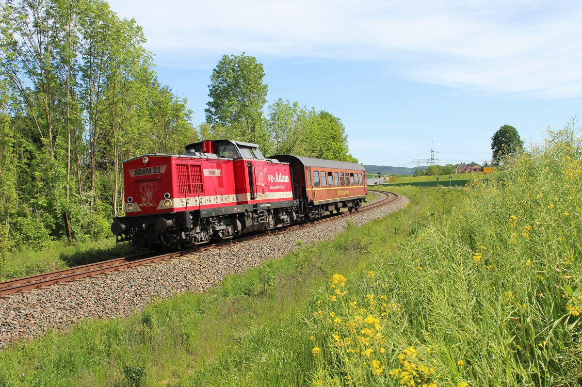 202 241-6 Überführte am 22.05.16 einen Speisewagen nach Gera. Hier der Zug zwischen Wolfsgefährt und Gera.