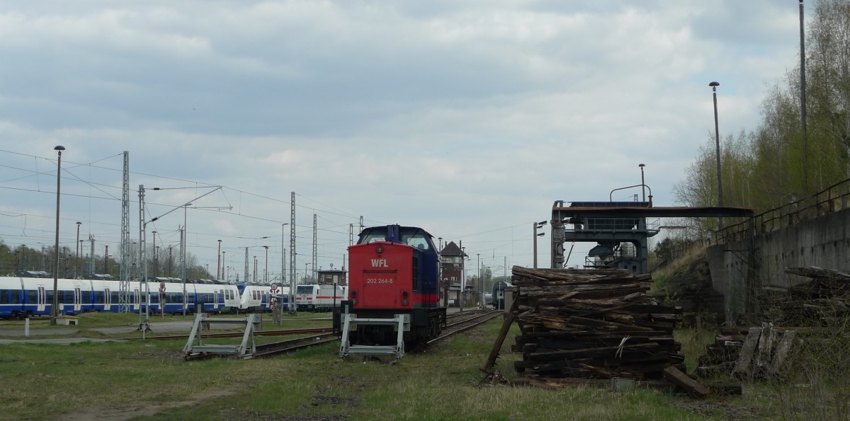 202 264-8 von WFL, abgestellt am 19.4.2015 im RLC Wustermark. (Aufnahmestandort: Öffentlicher Parkplatz).