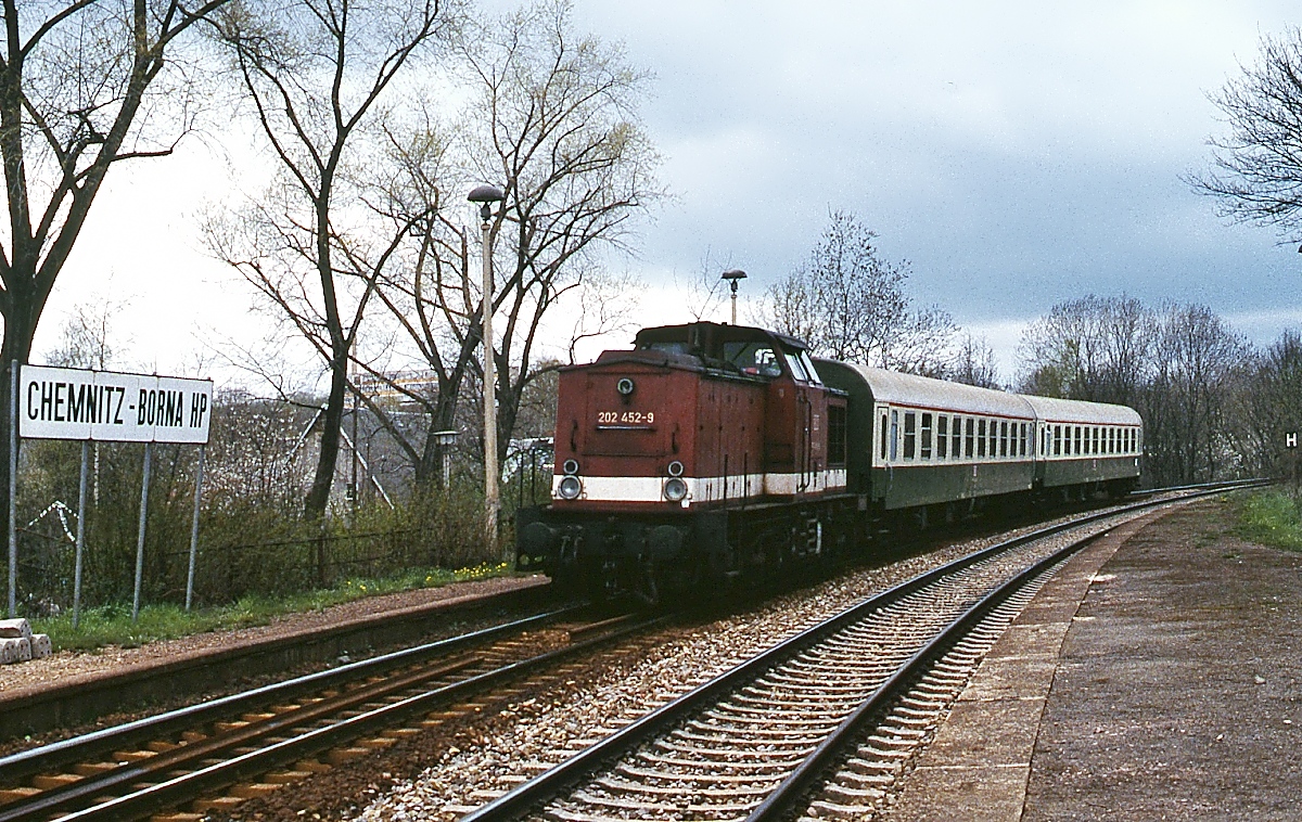 202 452-9 (LEW 13491/1972, ex DR 112 452-8, Ausmusterung 28.02.1998) fährt Ende April 1997 im Haltepunkt Chemnitz-Borna ein