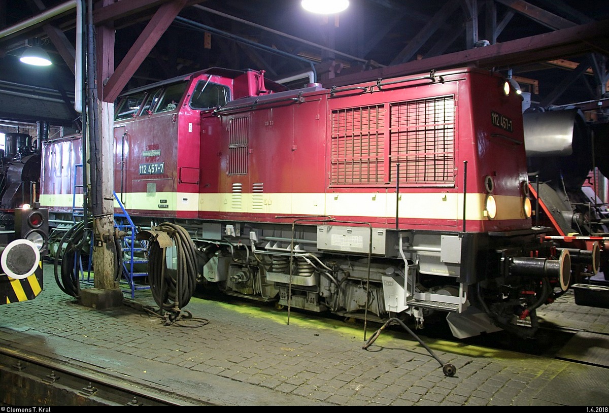 202 457-8 (112 457-7 | DR V 100) der Traditionsgemeinschaft Bw Halle P e.V. steht im Lokschuppen des DB Museums Halle (Saale) während des Osterfests. [1.4.2018 | 12:00 Uhr]